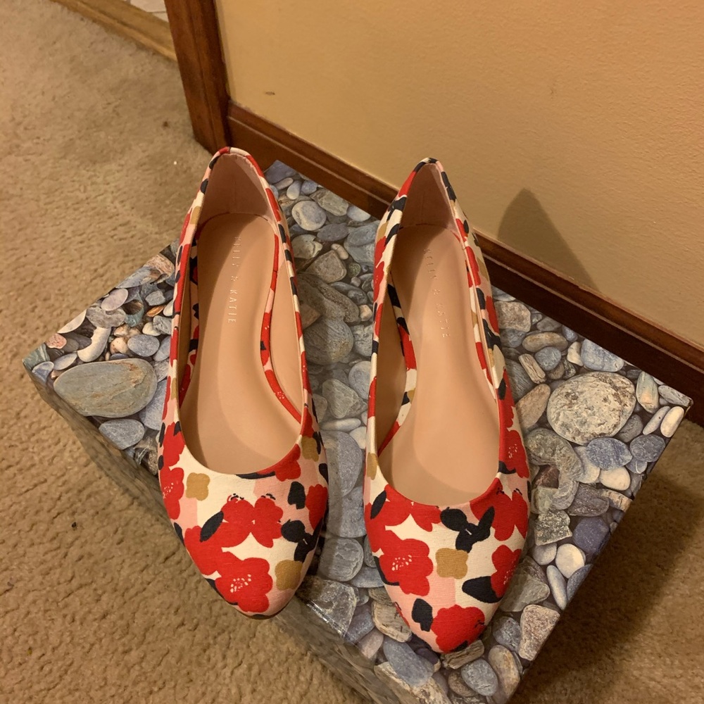 KELLY & KATIE floral flats 🌸
